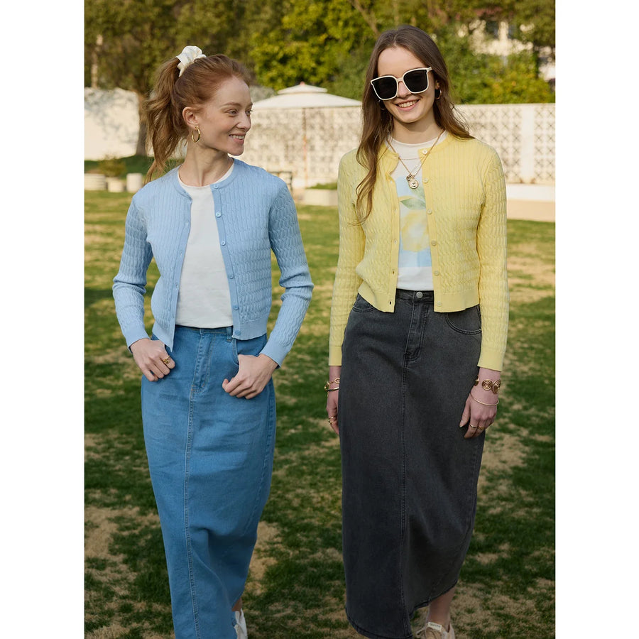 Gebreid damesvest met kabelpatroon en ronde hals