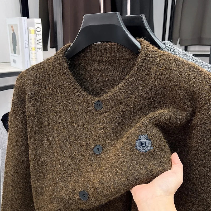 Herenvest met ronde hals, effen pullover met knopen en embleem