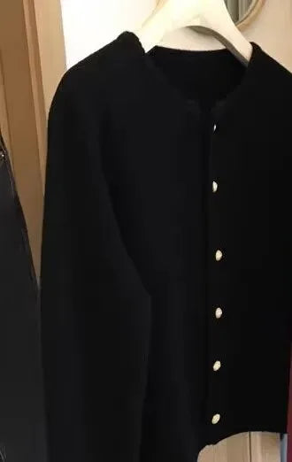 Damen Strickjacke mit Rundhalsausschnitt und Zierknöpfen