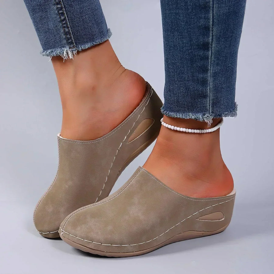 Gevoerde pantoffels voor dames van zacht materiaal met sierstiksels