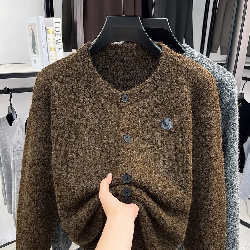 Herenvest met ronde hals, effen pullover met knopen en embleem