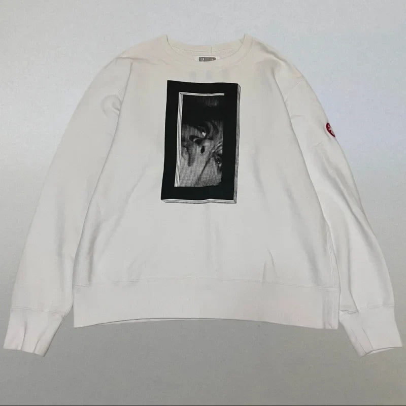 Uniseks sweatshirt met lange mouwen, ronde hals, grafische print en patch op de mouw