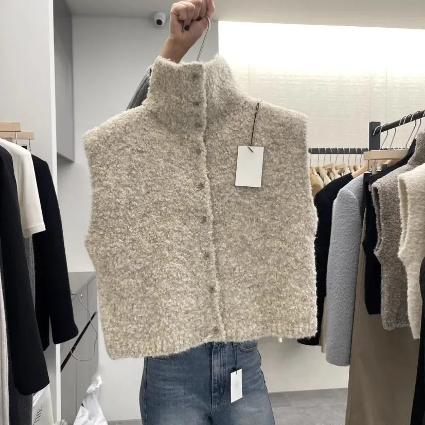 Damesgebreid vest met opstaande kraag en knopenlijst