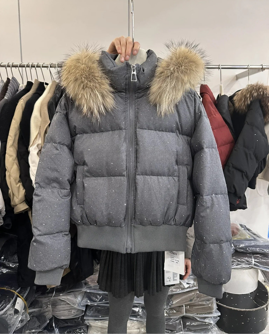 Kort dameswinterdonsjack met bontcapuchon en glitterstippen