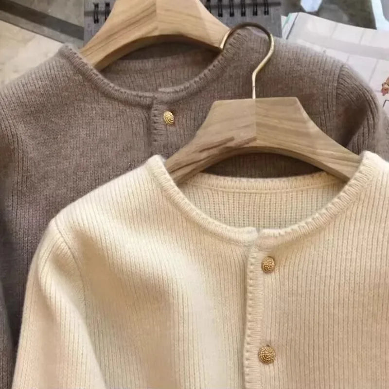 Damen Strickjacke mit Rundhalsausschnitt und Zierknöpfen