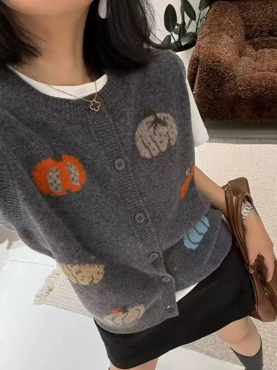Gebreid damesvest met pompoenmotieven, knopenlijst en ronde hals
