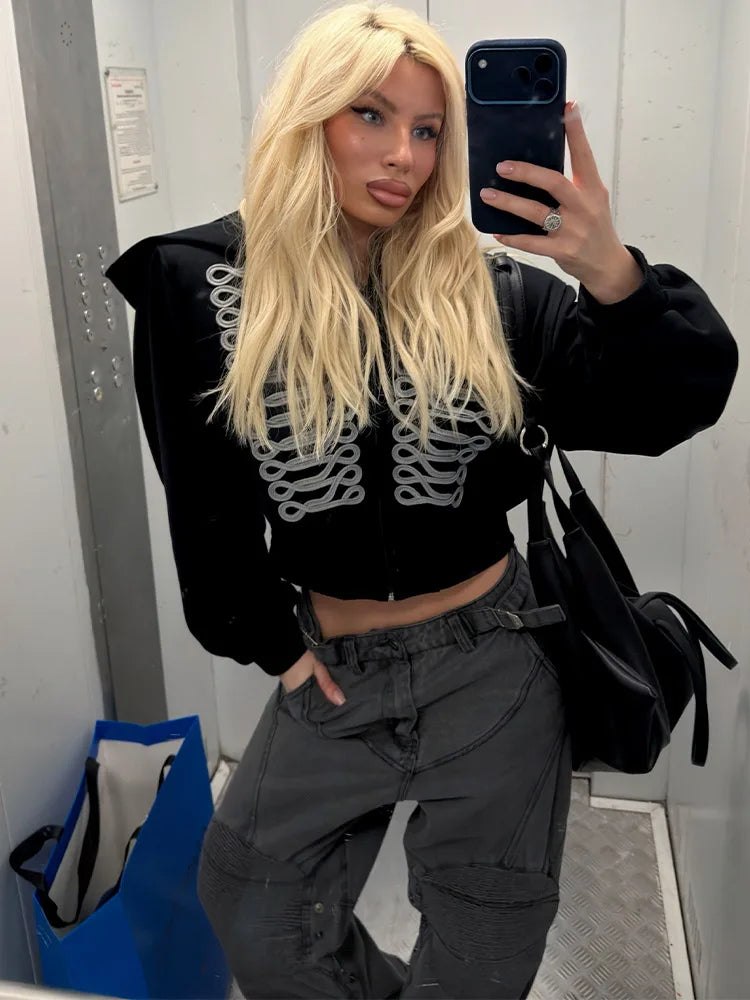 Kurze Damen Hoodie-Jacke mit Reißverschluss und dekorativen Applikationen