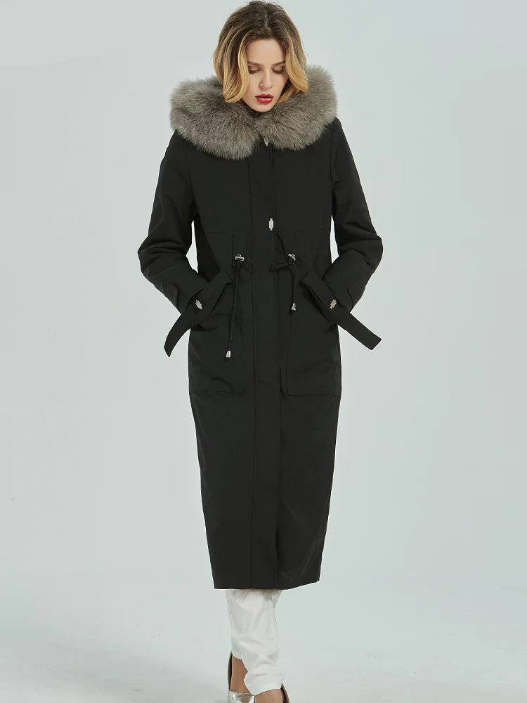 Lange zwarte dameswinterparka met capuchon en imitatiebontvoering