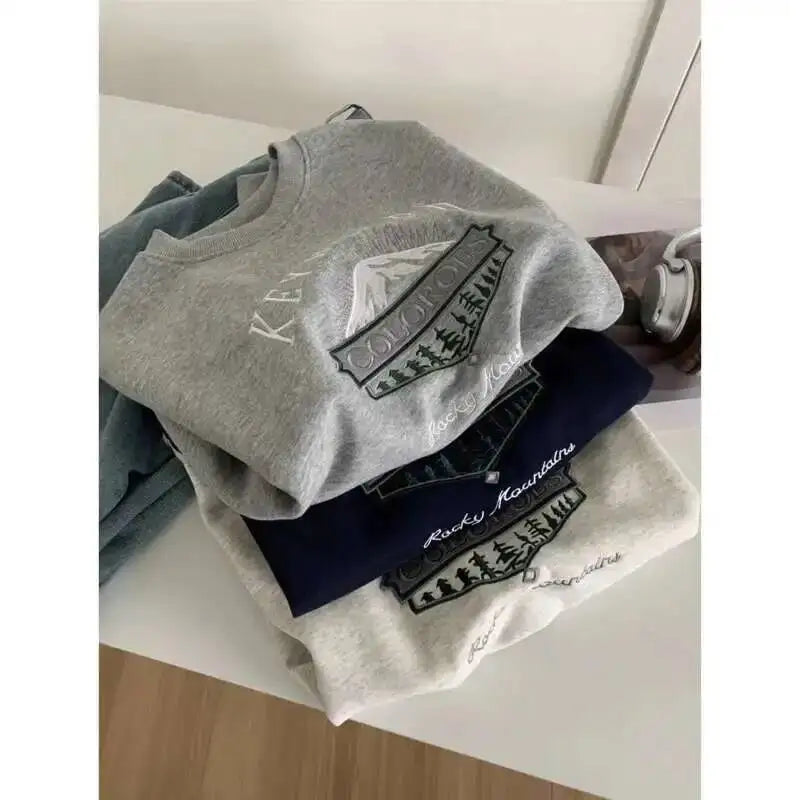 Unisex Langarm Sweatshirt mit Rundhalsausschnitt und Stickerei Motiv