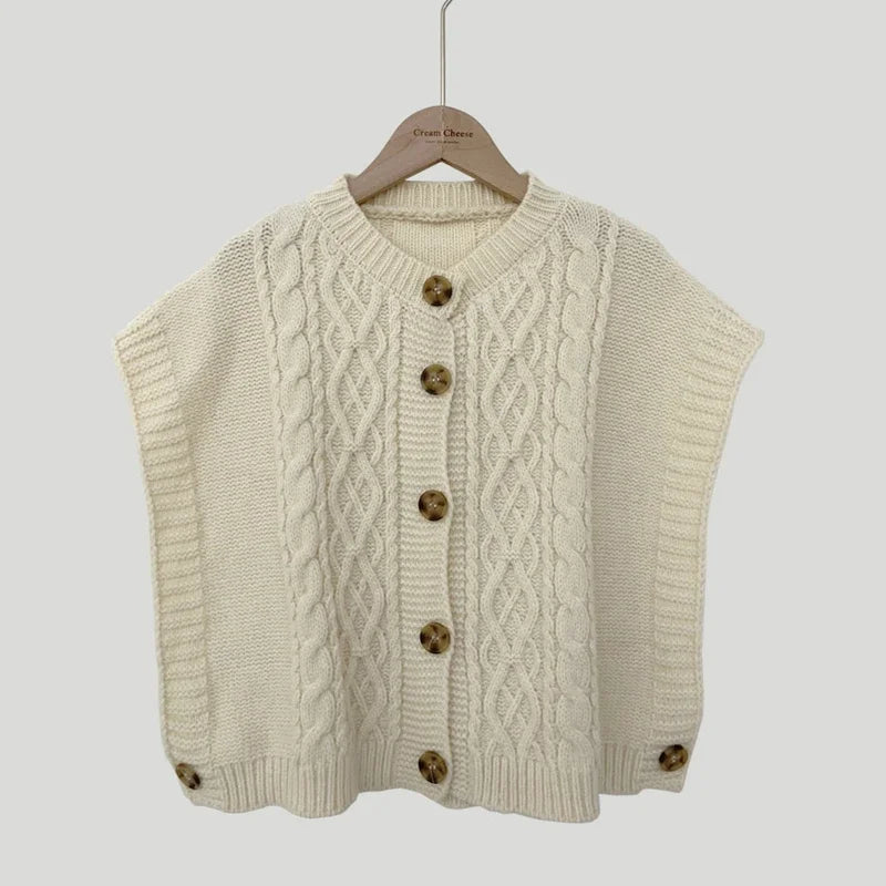 Gebreid damesvest met kabelpatroon, zonder mouwen, met knopen en ronde hals