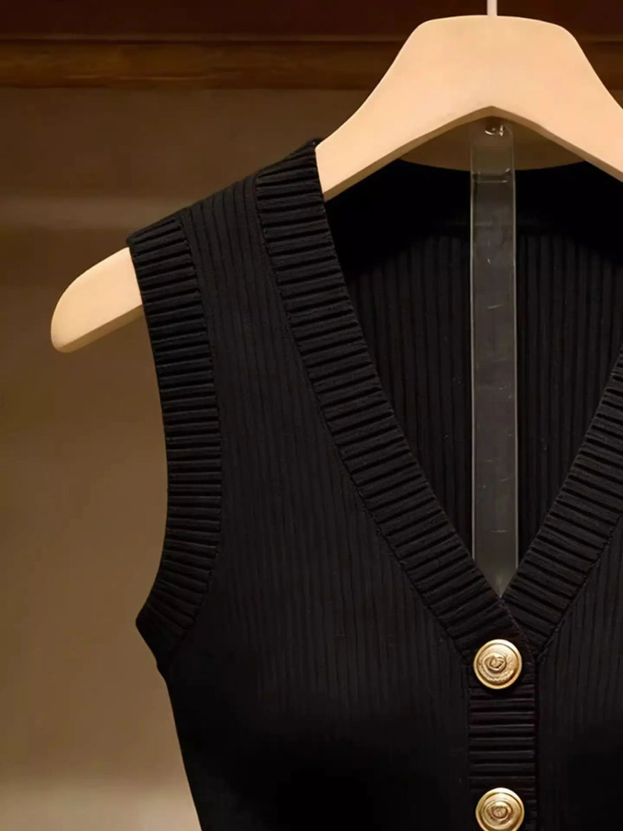 Dames mouwloze top van ribgebreid materiaal, zwart, met gouden knopen en V-hals
