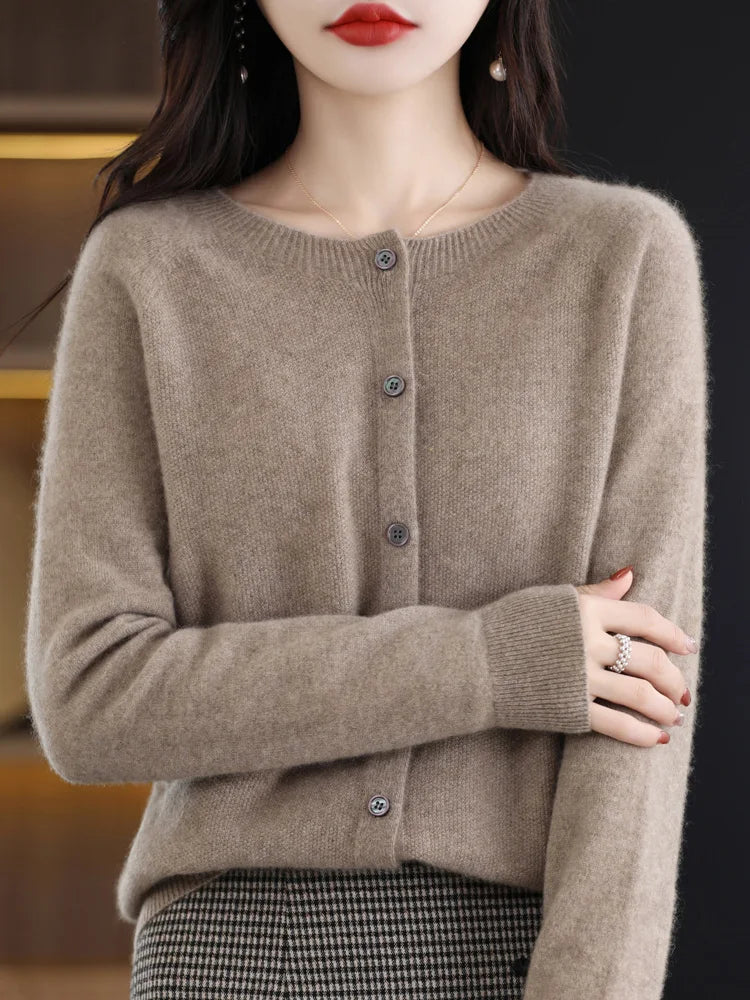Damesvest met ronde hals en knopenlijst