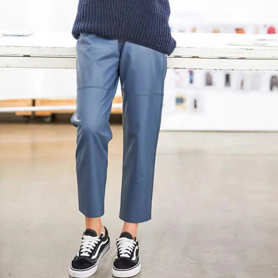 Damesbroek van imitatieleer met elastische tailleband en cropped model