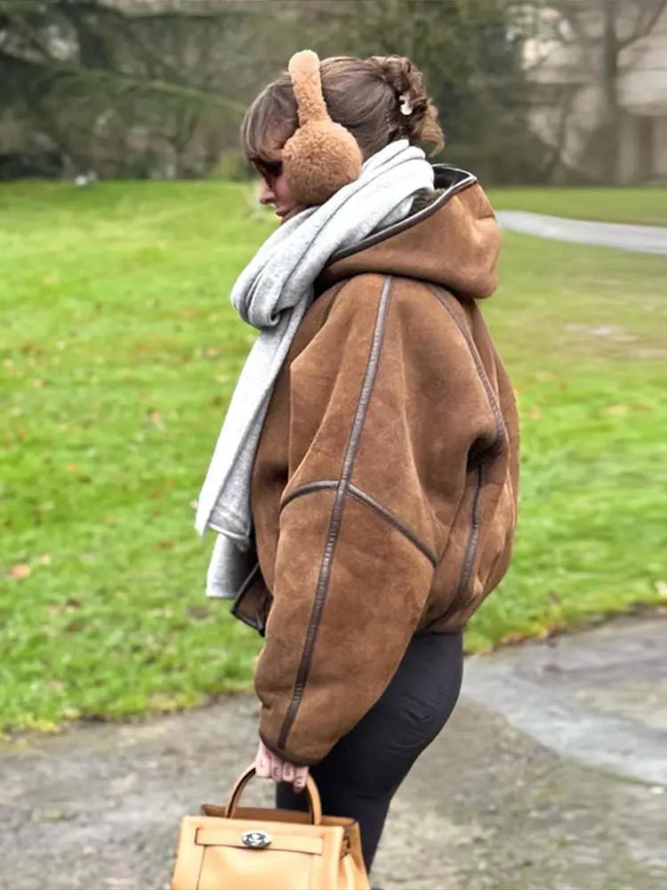 Gefütterte Kurzjacke mit Kapuze und Knebelverschlüssen