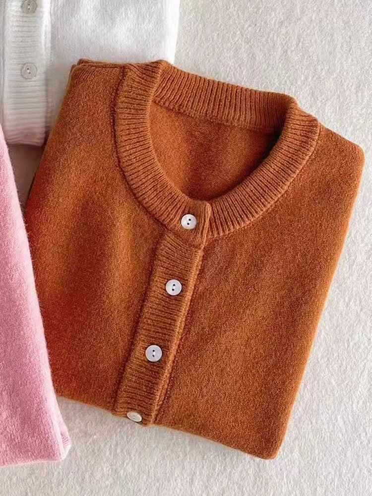 Gebreid damesvest met ronde hals en knopenlijst