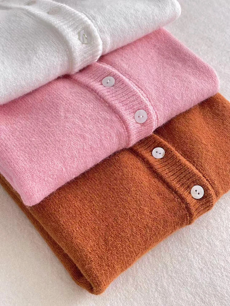 Gebreid damesvest met ronde hals en knopenlijst