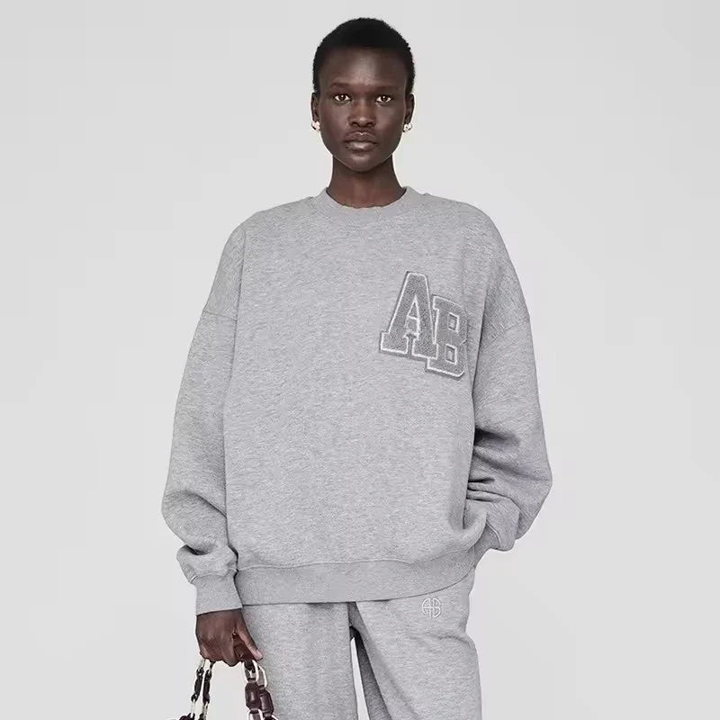 Grijs oversized damessweatshirt met ronde hals en logo-applicatie