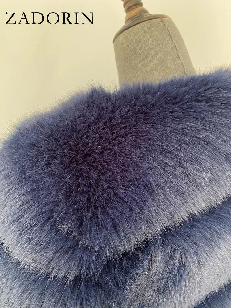 Damen Kapuzen Wintermantel aus Kunstfell in Blau mit horizontalen Segmenten