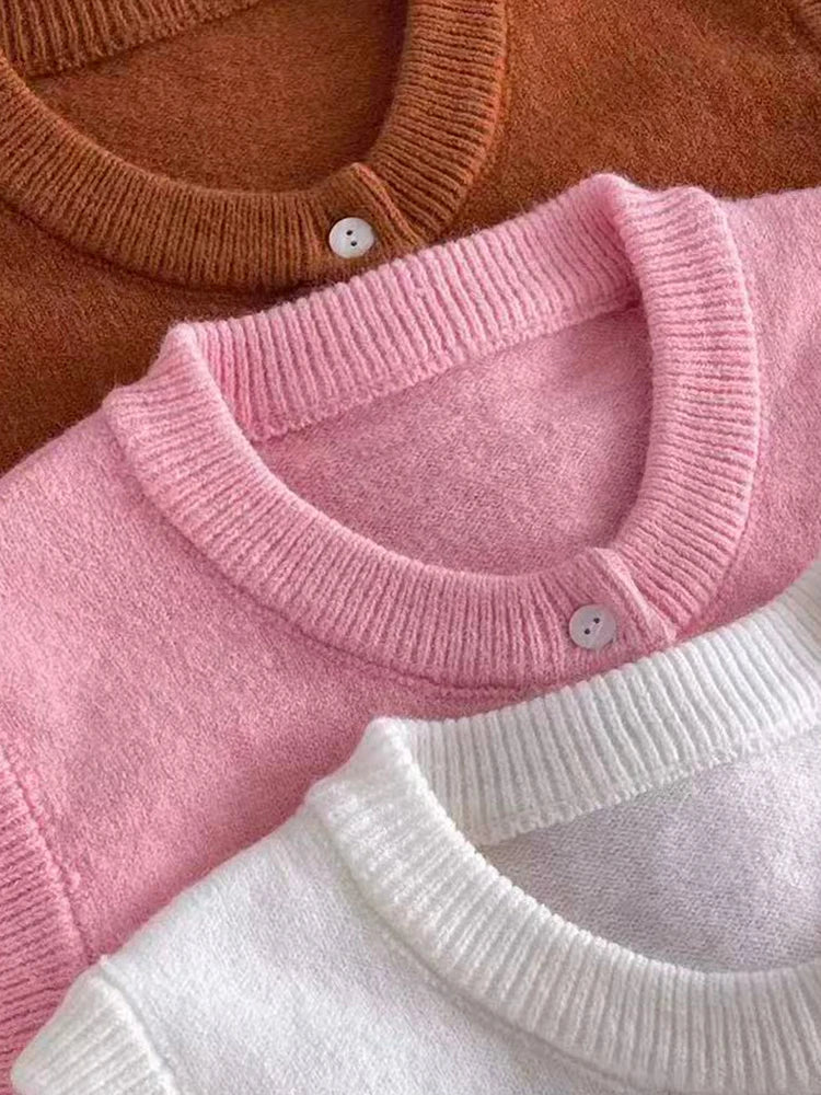 Gebreid damesvest met ronde hals en knopenlijst