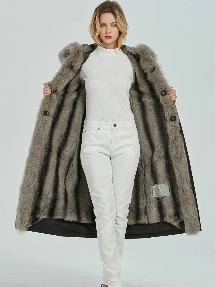 Lange zwarte dameswinterparka met capuchon en imitatiebontvoering