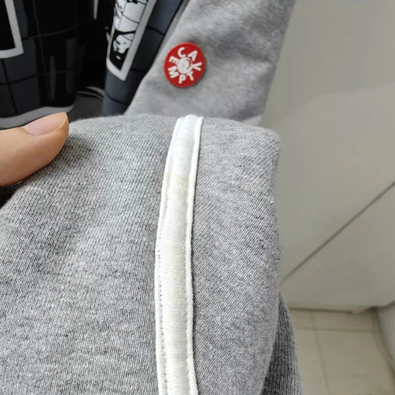 Uniseks sweatshirt met lange mouwen, ronde hals, grafische print en patch op de mouw