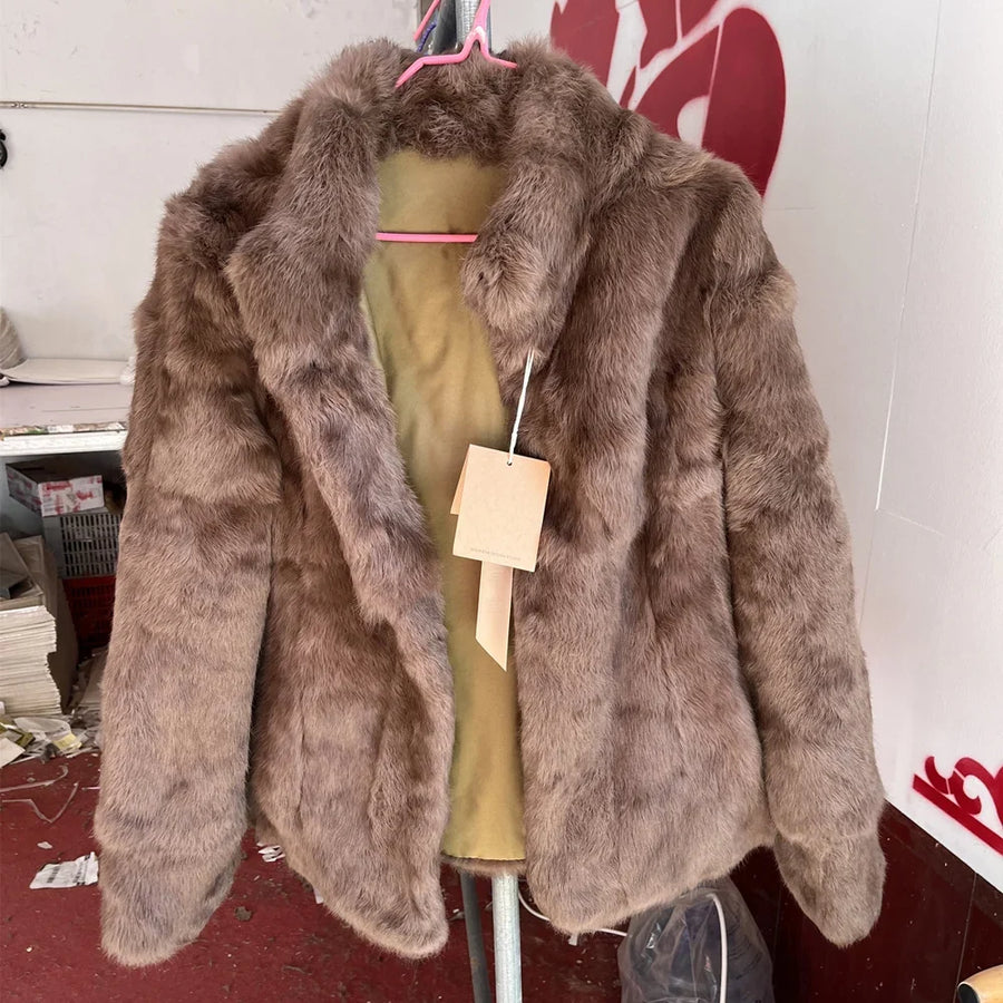 Damen Kurzmantel aus flauschigem Material mit Stehkragen