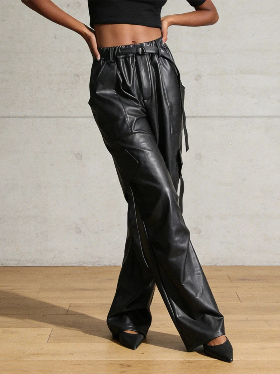 Cargobroek voor dames met wijde pijpen, zwarte glanzende look en hoge taille