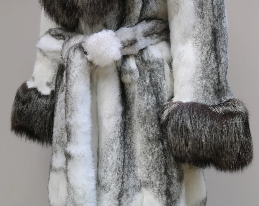 Damen Langer Mantel mit Kapuze, Pelzbesatz und Bindegürtel – Winter Parka