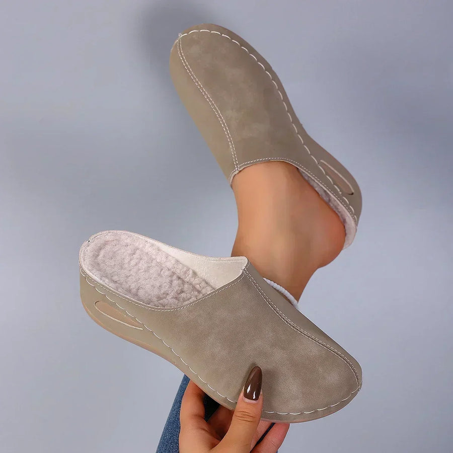 Gevoerde pantoffels voor dames van zacht materiaal met sierstiksels