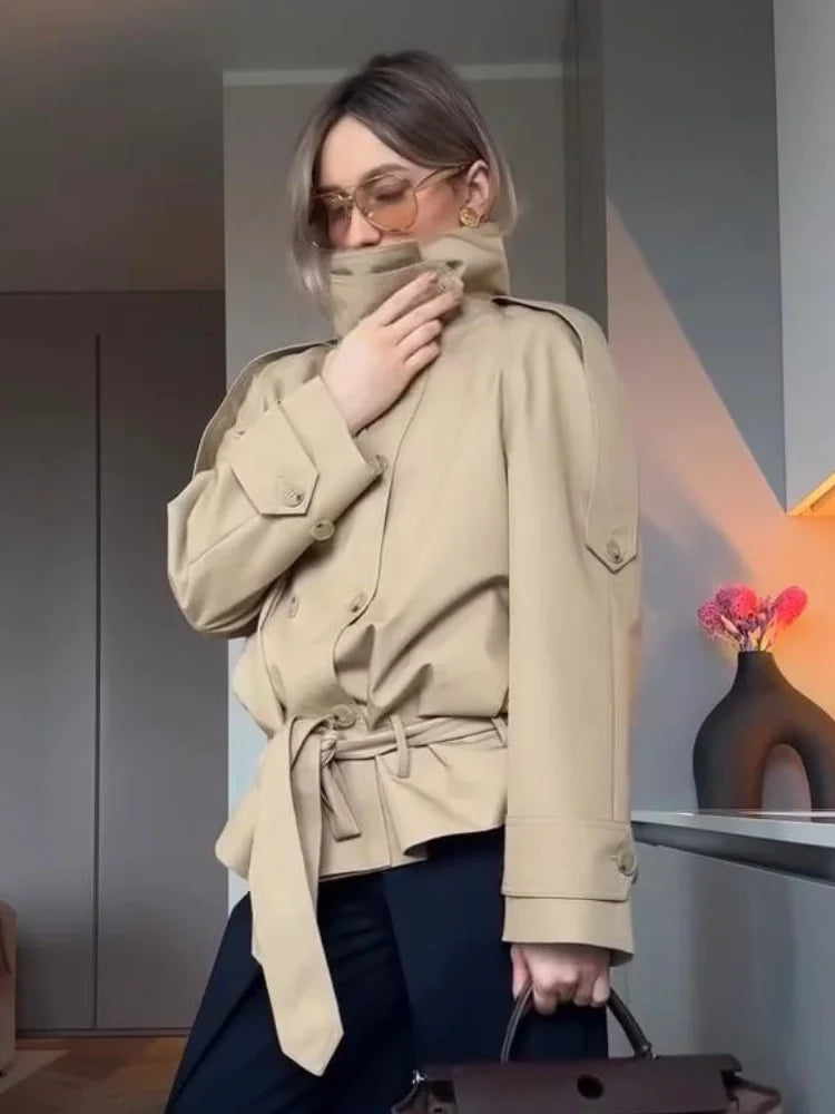Kurze Damen Jacke Trench-Stil Beige mit Stehkragen und Gürtel Zweireihig