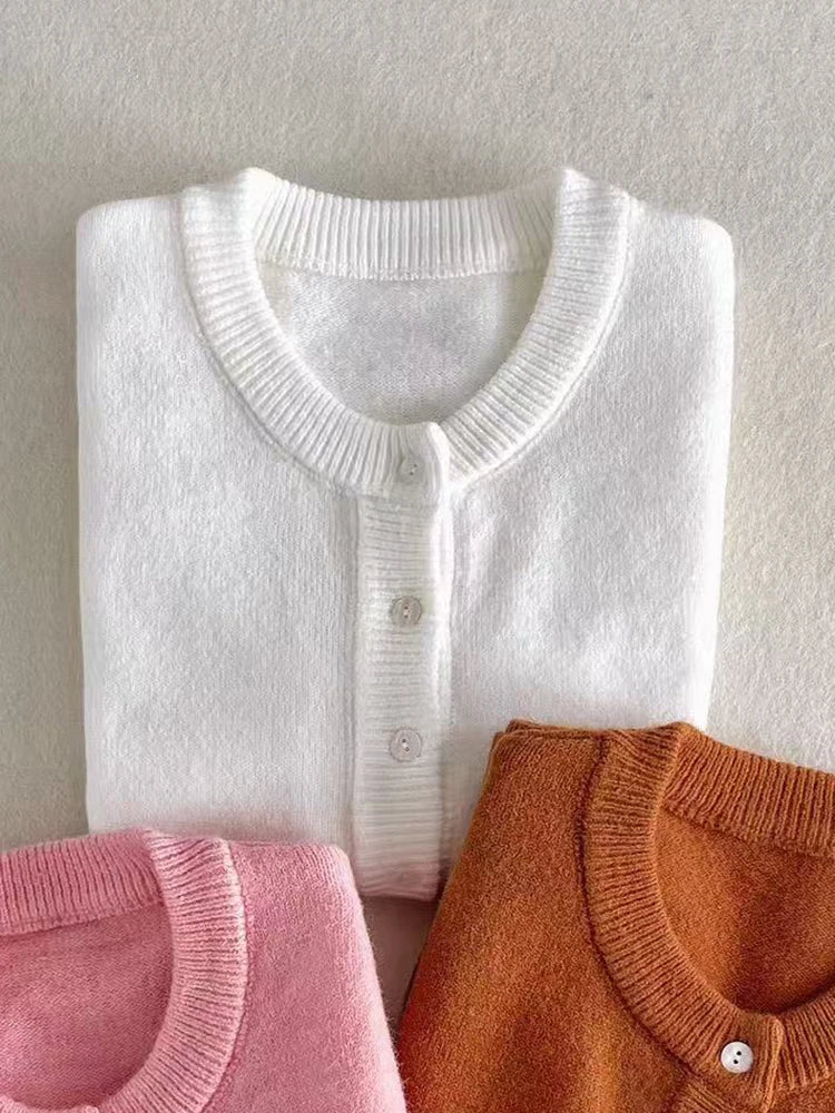 Gebreid damesvest met ronde hals en knopenlijst