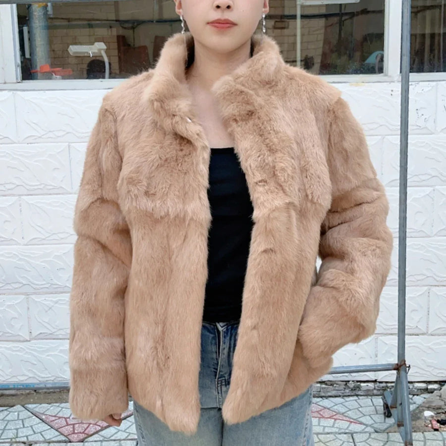 Damen Kurzmantel aus flauschigem Material mit Stehkragen