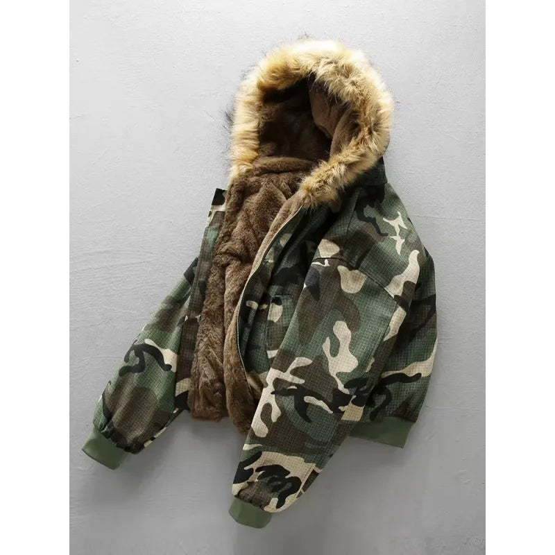 Kurze Bomberjacke aus Kunstfell mit Kapuze und Camouflage-Innenfutter