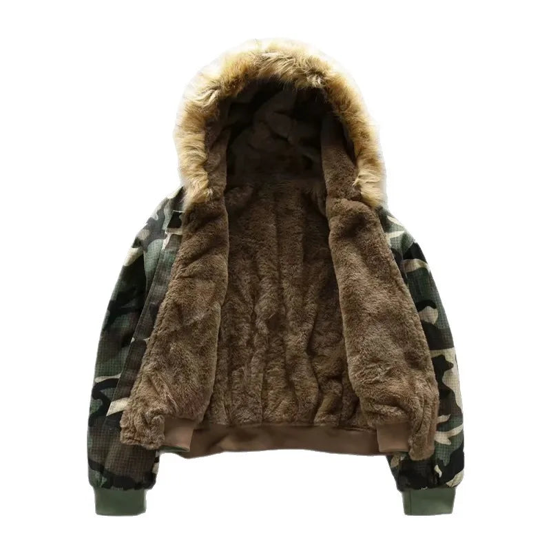 Kurze Bomberjacke aus Kunstfell mit Kapuze und Camouflage-Innenfutter
