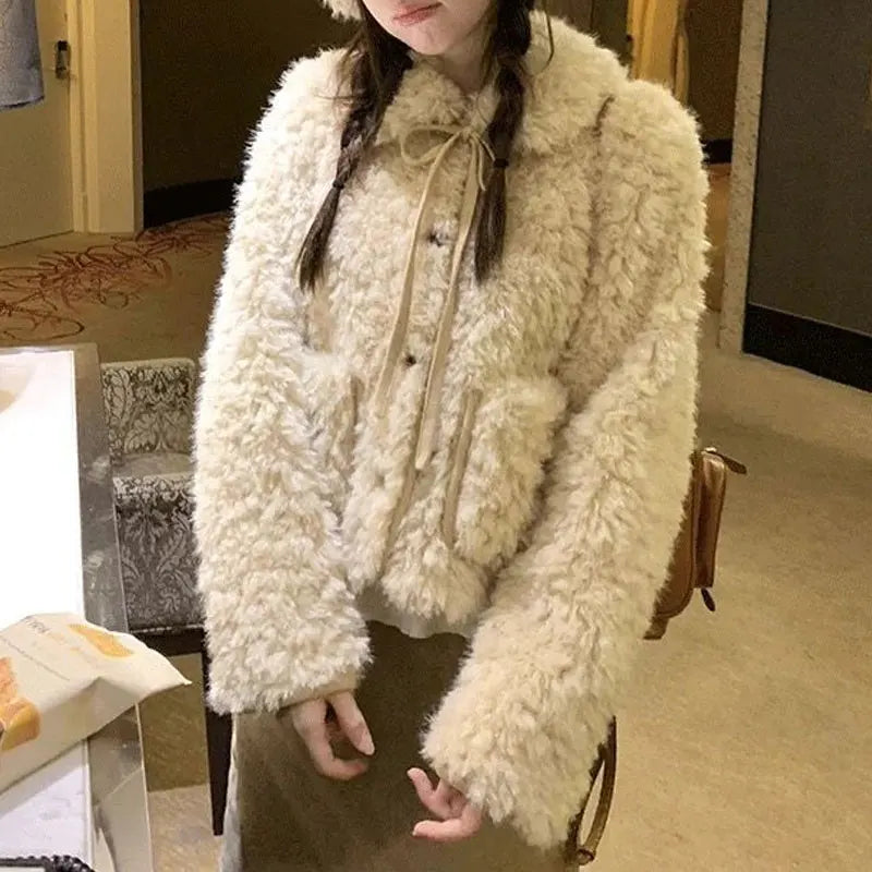 Damen Teddy Jacke Beige mit Knopfverschluss und Schleifendetail