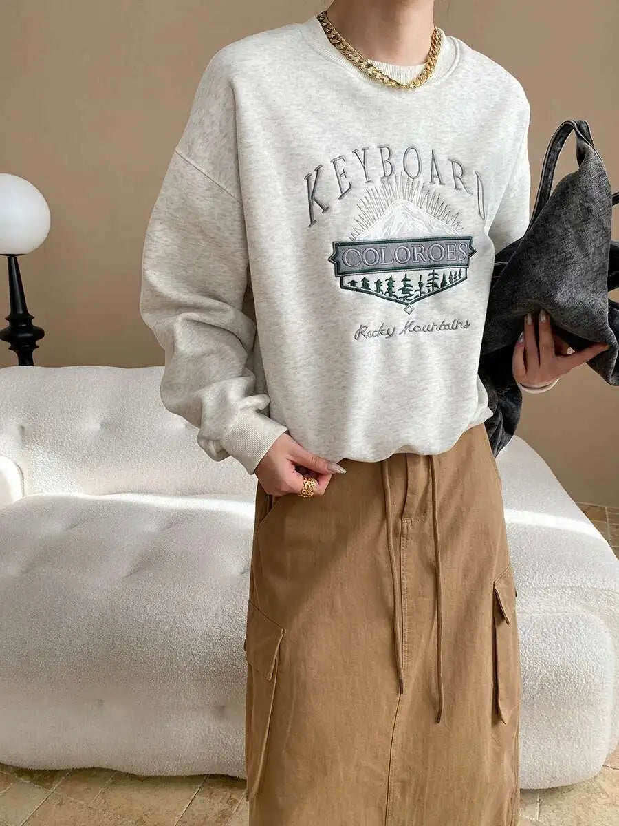 Unisex Langarm Sweatshirt mit Rundhalsausschnitt und Stickerei Motiv