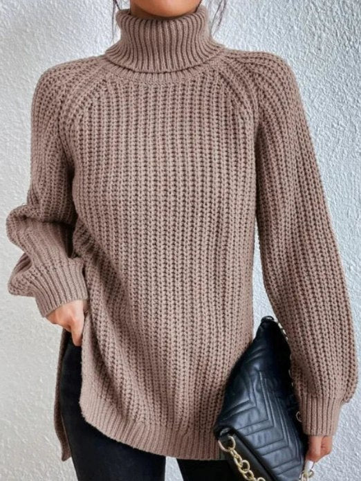 Gerippter Rollkragenpullover mit langen Ärmeln und Seitenschlitzen