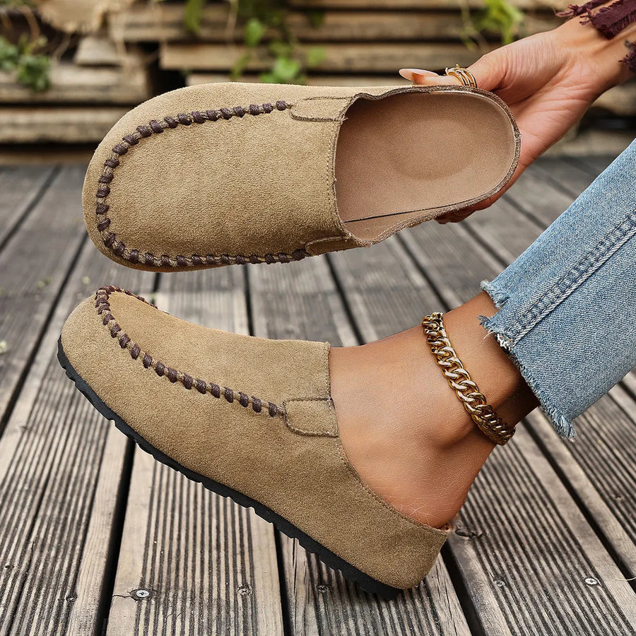 Mocassinpantoffels voor dames met sierstiksels en open hiel