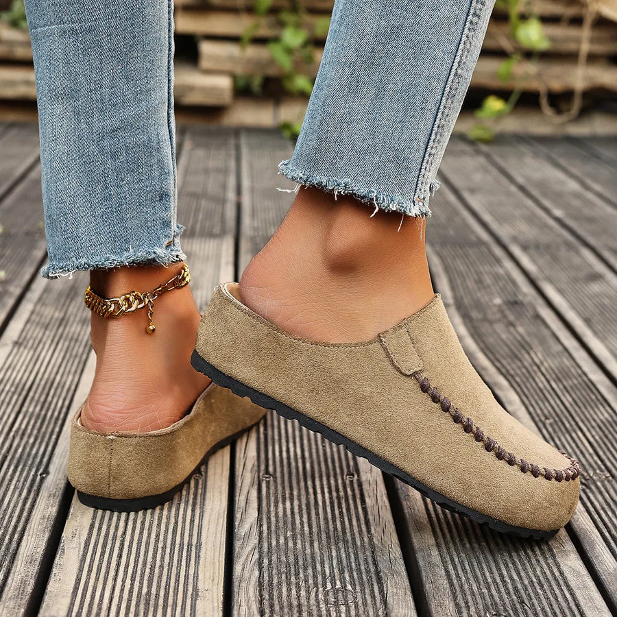 Mocassinpantoffels voor dames met sierstiksels en open hiel