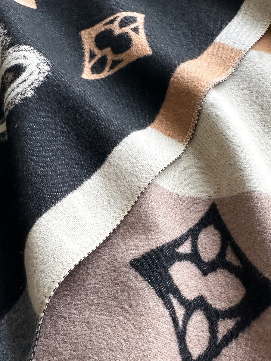 Damen Poncho mit Herz- und Logomuster Fransen Detail