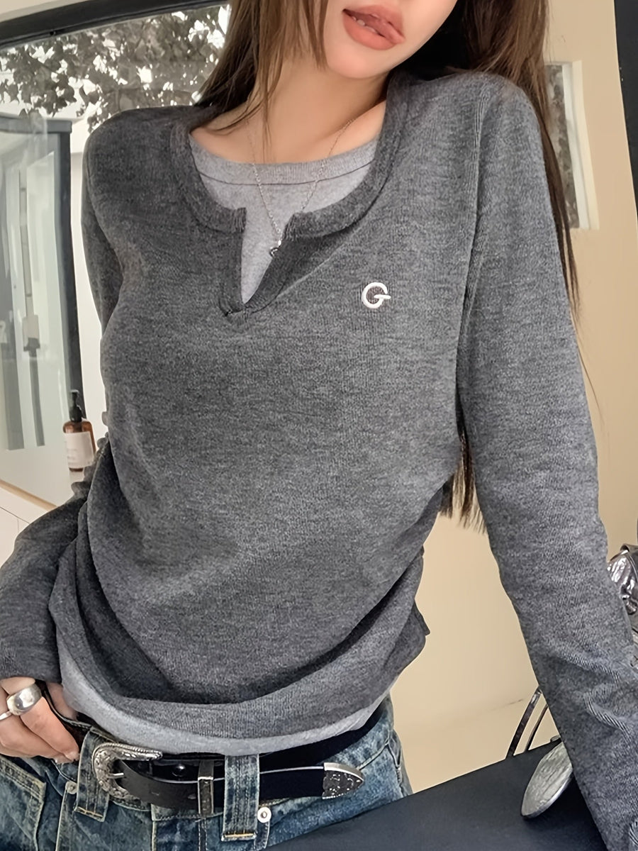 Damen Langarmshirt Dunkelgrau V-Ausschnitt Optik mit Emblem