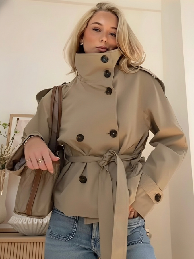 Kort damesjack in trenchcoatstijl met opstaande kraag en riem