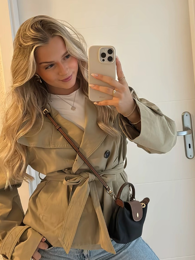 Kort damesjack in trenchcoatstijl met opstaande kraag en riem