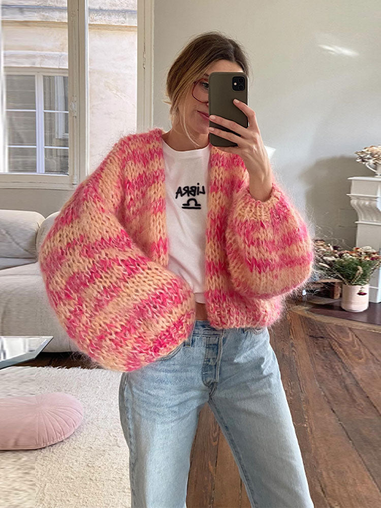 Bunter Strickcardigan mit Puffärmeln im Häkel-Patchwork-Design