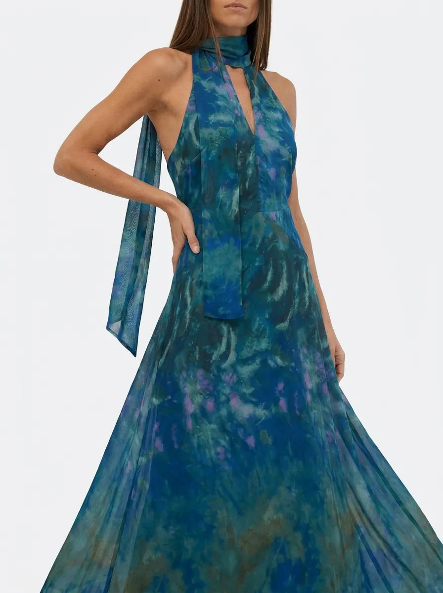 Maxijurk met halterhals en strikdetail in blauw-groen patroon