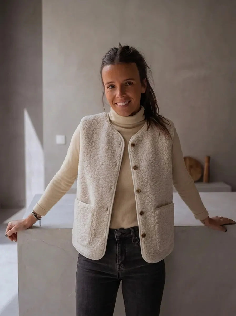 Beige damesbodywarmer van teddyfleece met knopen en zakken