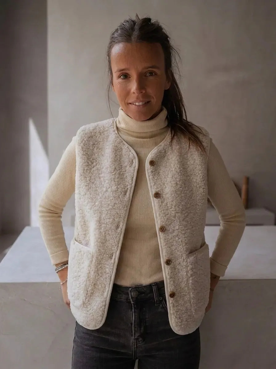 Beige damesbodywarmer van teddyfleece met knopen en zakken