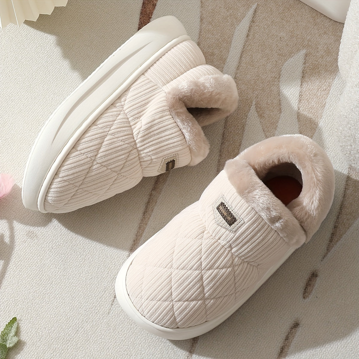 Gesteppte Unisex Hausschuhe mit flauschigem Futter und profilierter Sohle