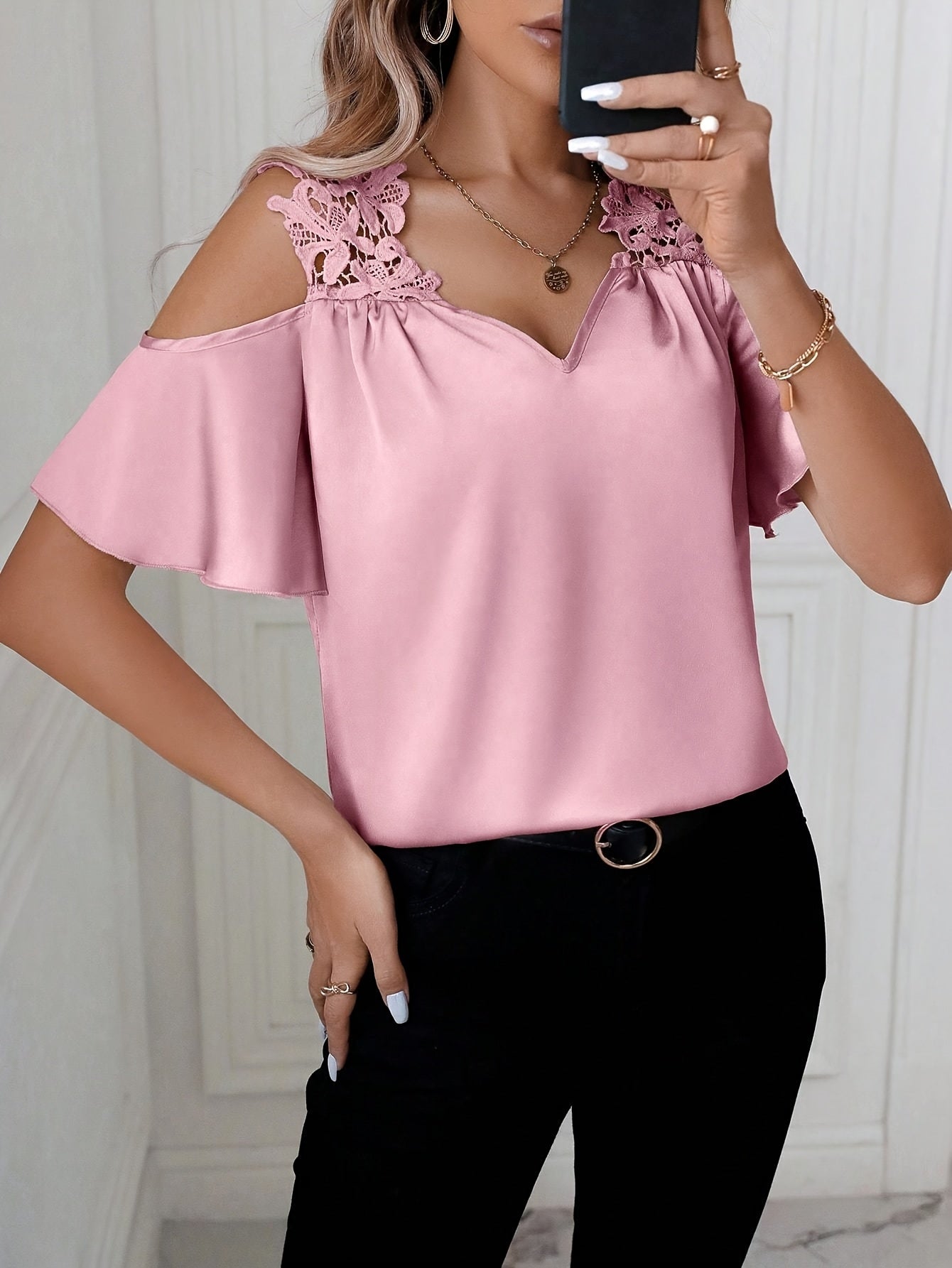 Damen Cold-Shoulder Bluse mit Spitze und Elegantem Schnitt für Alltag und Ausgehen