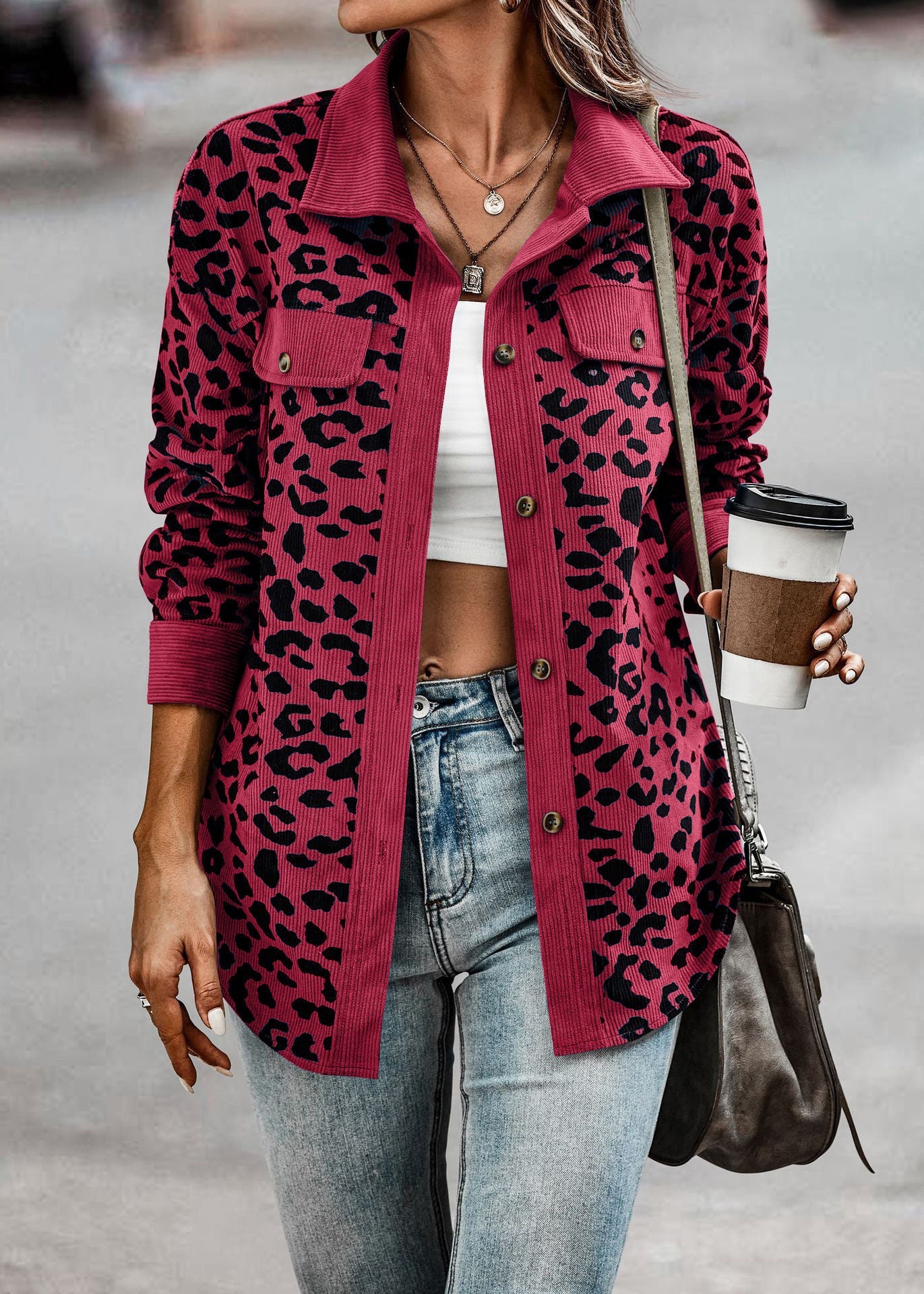 Jenny – Damenjacke mit Leopardenmuster und Knöpfen